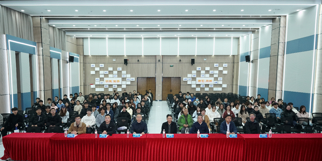 礼堂里有许多人 AI 生成的内容可能不正确。